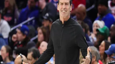 巴塞隆纳与那不勒斯欧联附加赛首回合1-1战平，泽林斯基进球弗兰点球救主